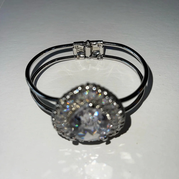 NWOT Australian Statement Crystal Bracelet - Picture 2 of 4